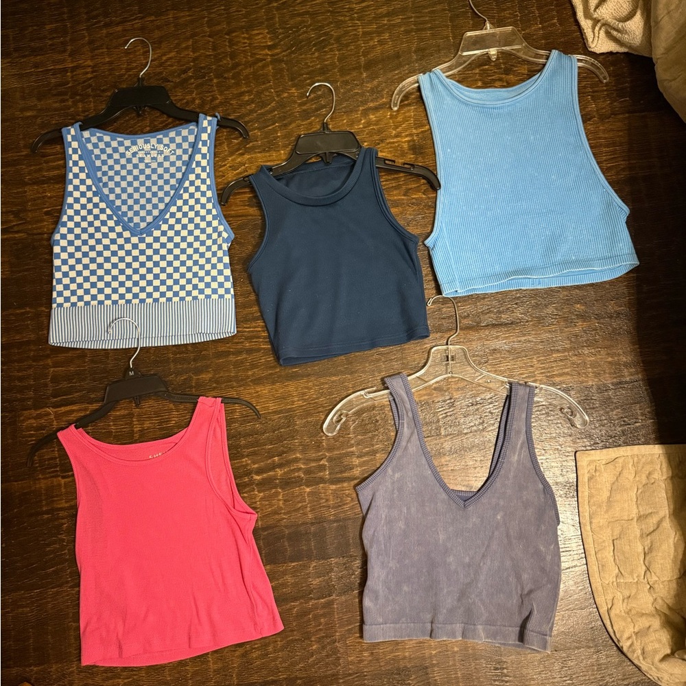 set of 5 tank tops!! all size S/M